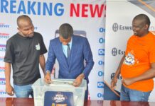 Five lucky winners share E10 000 in EswatiniBank ‘Fetch Your Summer’ Draw EswatiniBank Marketing team's Thembumenzi Mamba with Eswatini Observer's Melusi Magagula and Mduduzi Matsebula announcing the second winner of the draw.