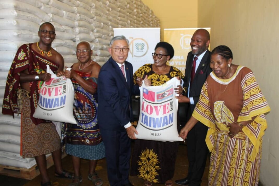 The Republic of China (Taiwan)Ambassador to Eswatini, Jeremy H.S. Liang and the Deputy Prime Minister (DPM) Thulisile Dladla posing for a group photo with some of the donated rice.