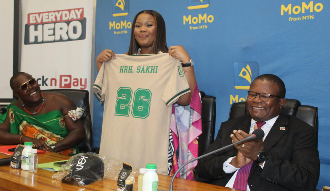 Princess Sakhizwe shows a personalised T-shirt presented to her by young entreprenuer Thabo ‘Touch of Soul’ Mnisi.